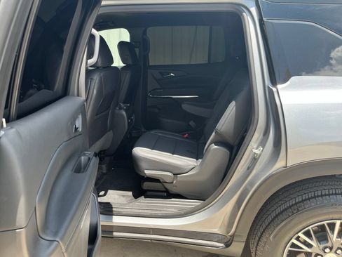 Used 2026 Chevrolet Traverse LT FWD image 12