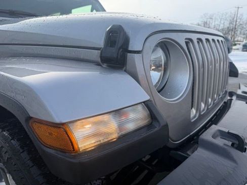 Used 2020 Jeep Wrangler Unlimited Sahara image 10