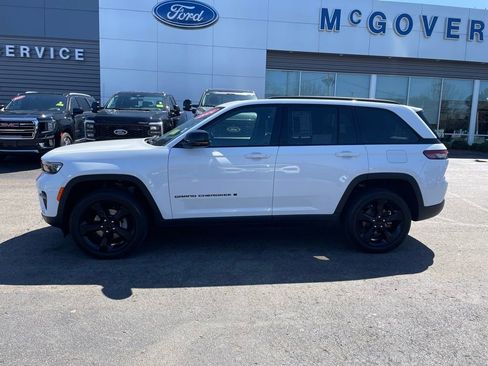 Used 2024 Jeep Grand Cherokee Altitude AWD/4WD image 2