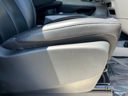 Used 2023 Chrysler Pacifica Touring-L image 60