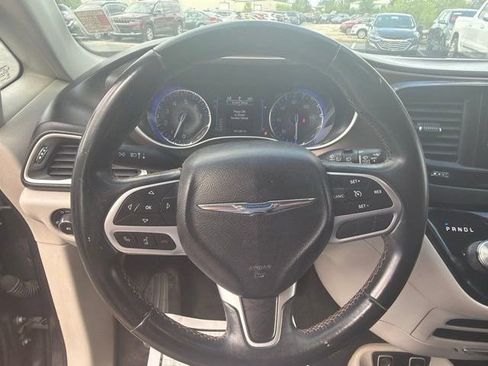 Used 2017 Chrysler Pacifica Touring-L FWD image 16