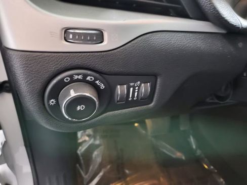 Used 2018 Jeep Cherokee Trailhawk image 18