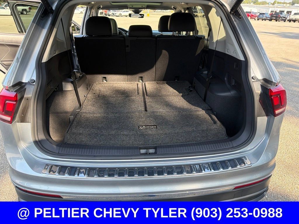 Used 2023 Volkswagen Tiguan SE w/ Panoramic Sunroof Package FWD image 19