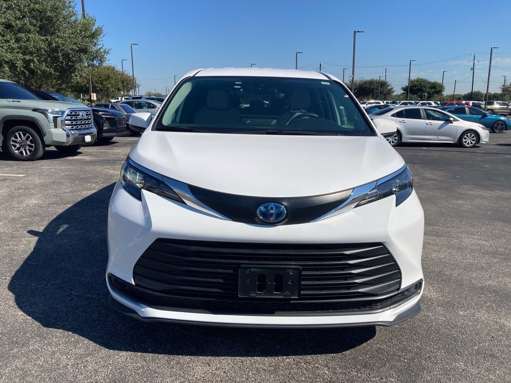 Used 2025 Toyota Sienna LE FWD image 2