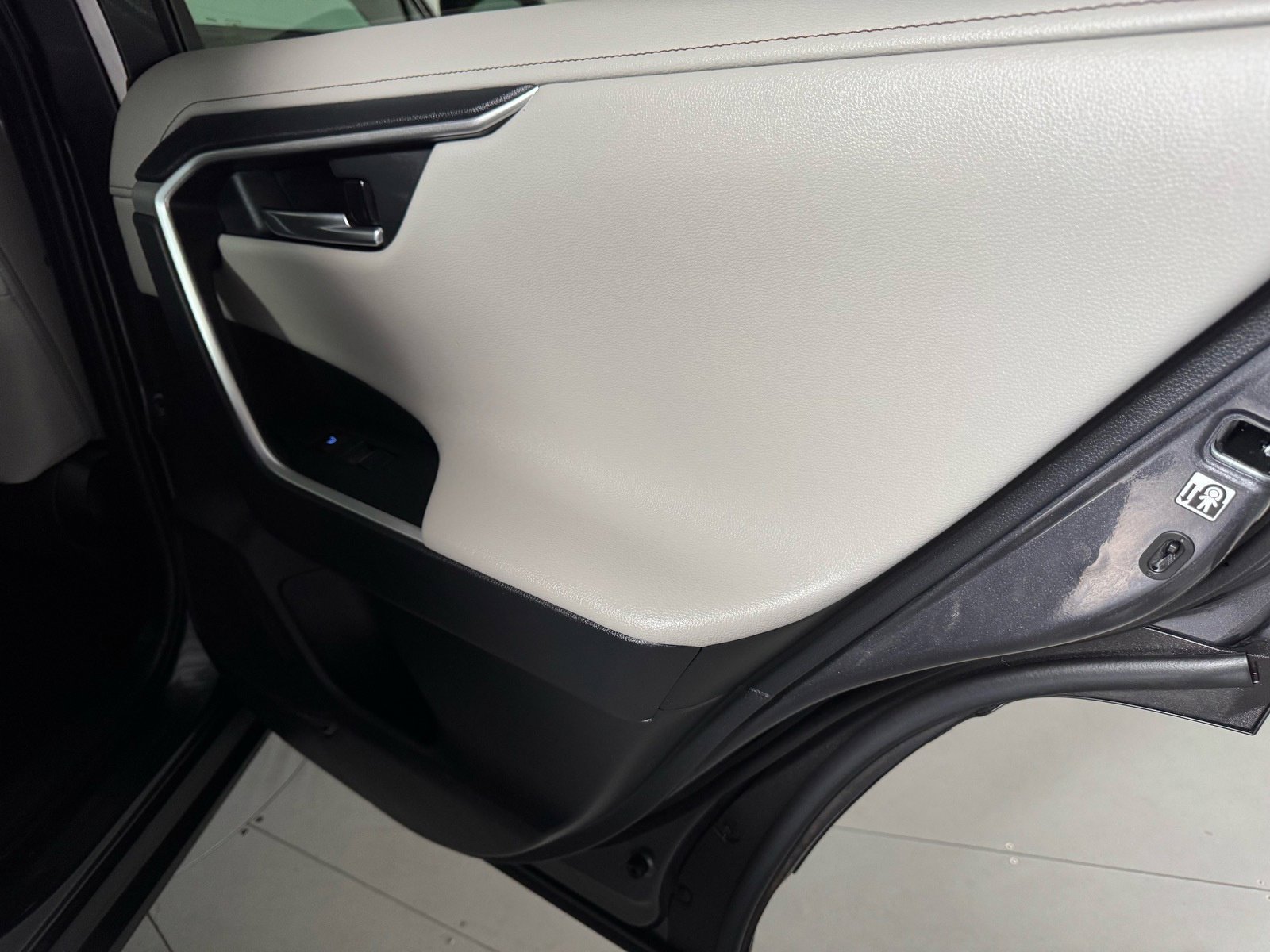 Used 2020 Toyota RAV4 Limited FWD image 24
