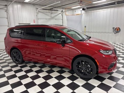 Used 2026 Chrysler Pacifica Select w/ S Appearance Package AWD/4WD image 3