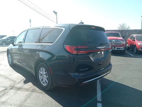Used 2023 Chrysler Pacifica Touring-L image 5