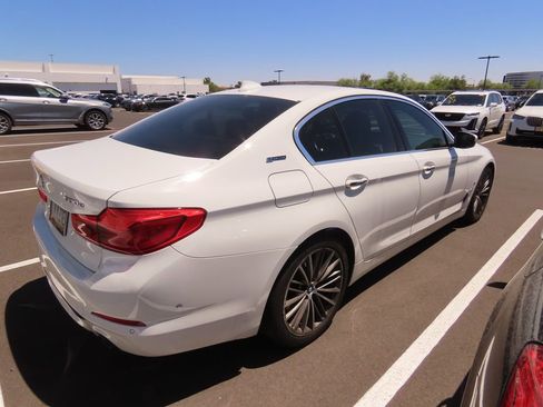 Used 2018 BMW 530e xDrive AWD/4WD image 3