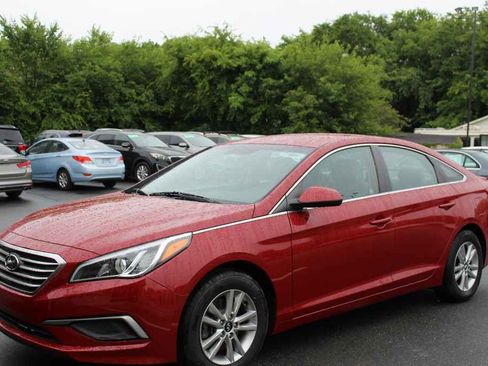 Used 2017 Hyundai Sonata SE image 1