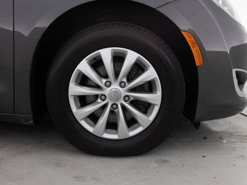 Used 2018 Chrysler Pacifica Touring-L w/ Premium Audio Group FWD image 18