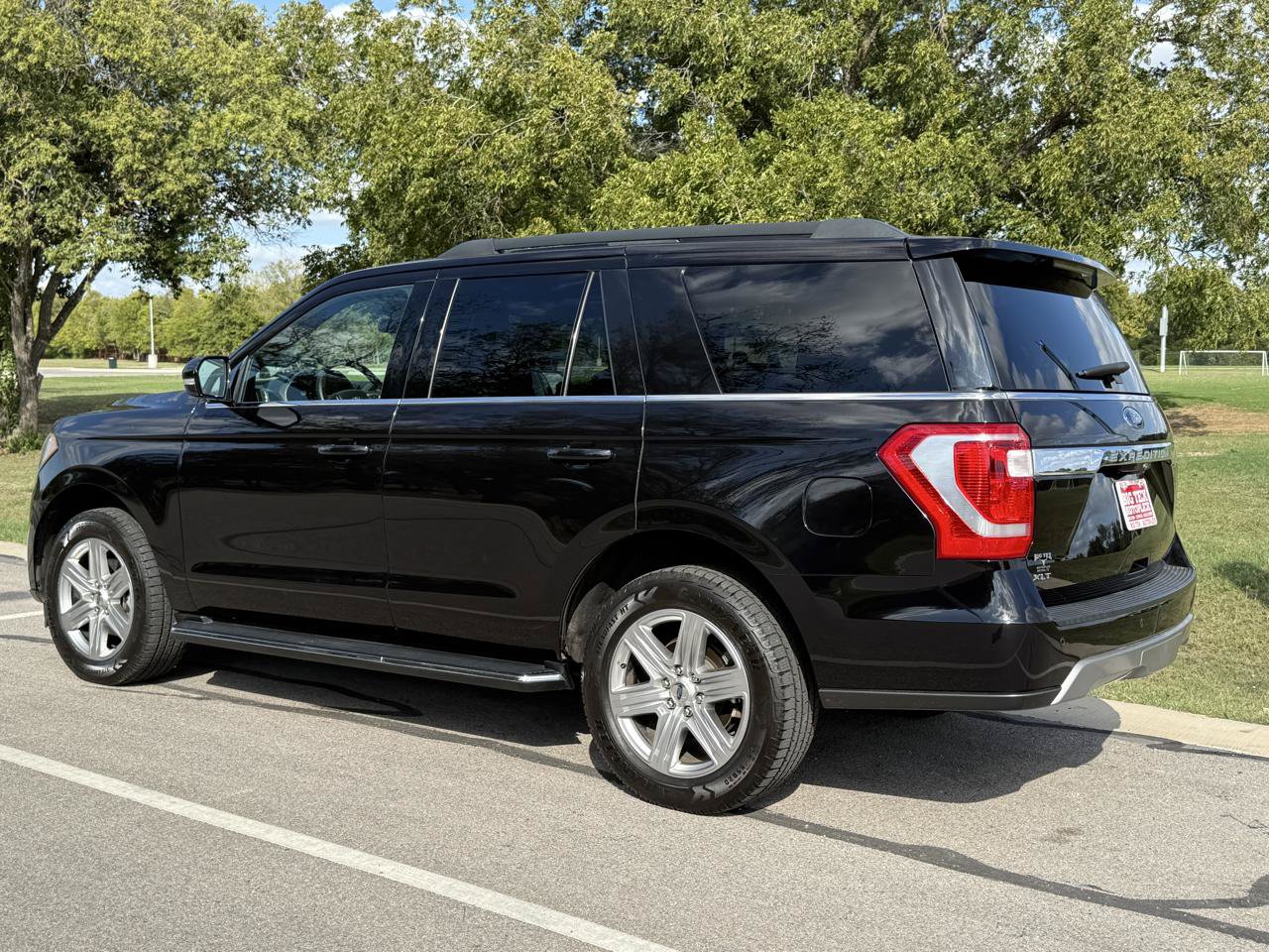 Used 2019 Ford Expedition XLT w/ Equipment Group 202A AWD/4WD image 6