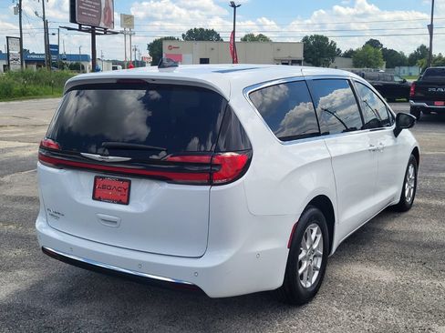 Used 2025 Chrysler Pacifica Select FWD image 2