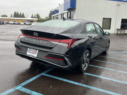 Used 2025 Hyundai Elantra SEL FWD image 5