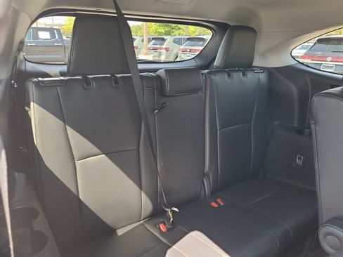 Used 2024 Toyota Highlander XLE FWD image 19