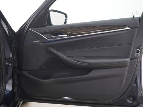 Used 2018 BMW 530e xDrive w/ Premium Package 2 AWD/4WD image 9
