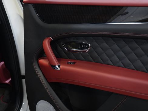Used 2018 Bentley Bentayga AWD/4WD image 30
