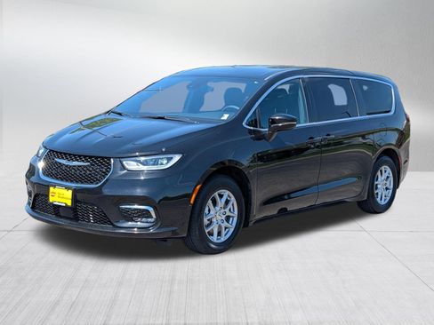 Used 2025 Chrysler Pacifica Select FWD image 3