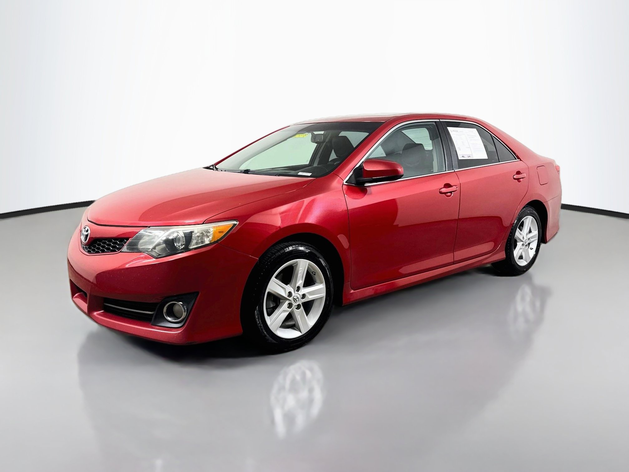 Used 2014 Toyota Camry SE w/ Leather Package FWD image 3