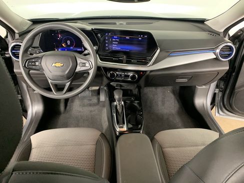 Used 2025 Chevrolet Trax LT image 32