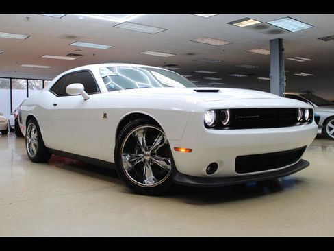 Used 2016 Dodge Challenger R/T Scat Pack w/ Leather Interior Group image 2