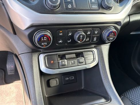 Used 2023 GMC Acadia SLE w/ Elevation Edition FWD image 27