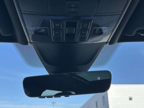 Certified 2022 Volkswagen Tiguan SEL R-Line image 33