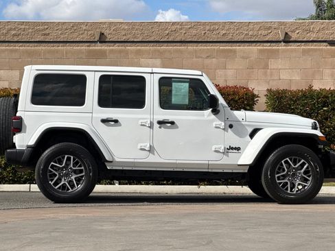 Used 2025 Jeep Wrangler Unlimited Sahara AWD/4WD image 3
