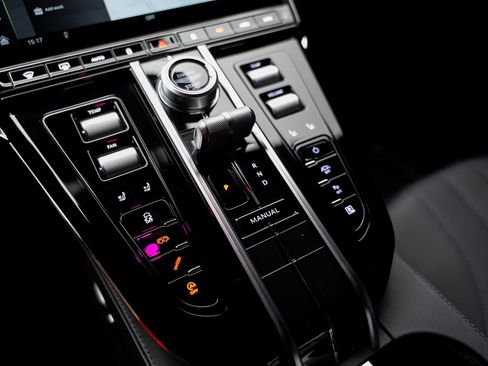 Used 2025 Aston Martin V8 Vantage Coupe RWD image 50