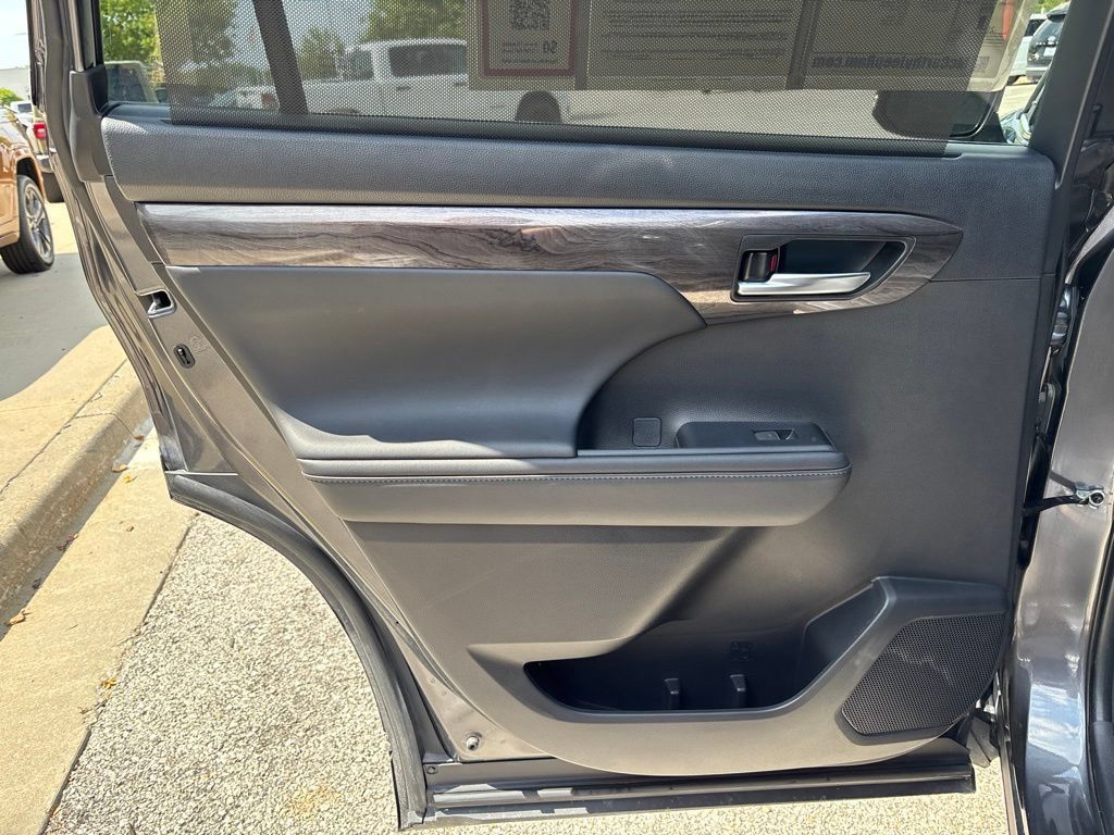 Used 2024 Toyota Highlander Limited AWD/4WD image 15