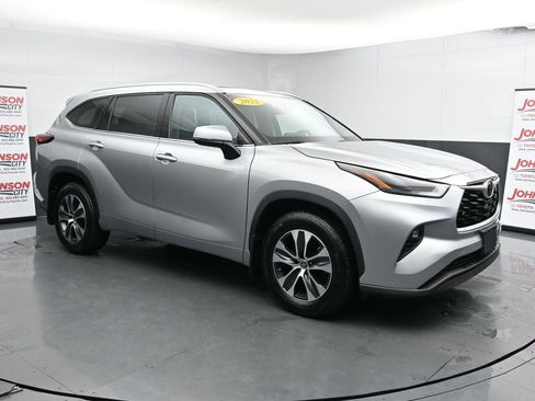 Used 2022 Toyota Highlander XLE image 2