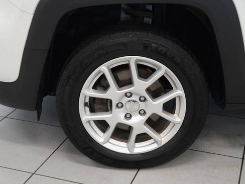 Used 2020 Jeep Renegade Latitude w/ Cold Weather Group AWD/4WD image 16