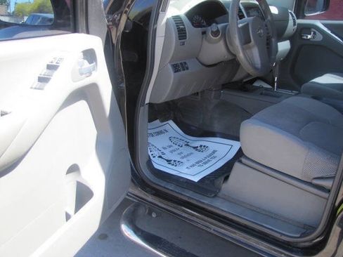 Used 2010 Nissan Frontier SE image 9