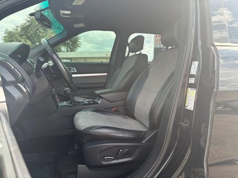 Used 2017 Ford Explorer XLT w/ Equipment Group 202A FWD image 9