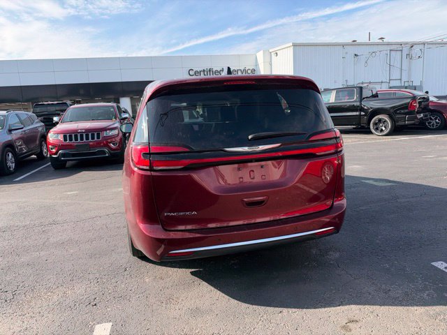 Used 2023 Chrysler Pacifica Touring-L FWD image 6