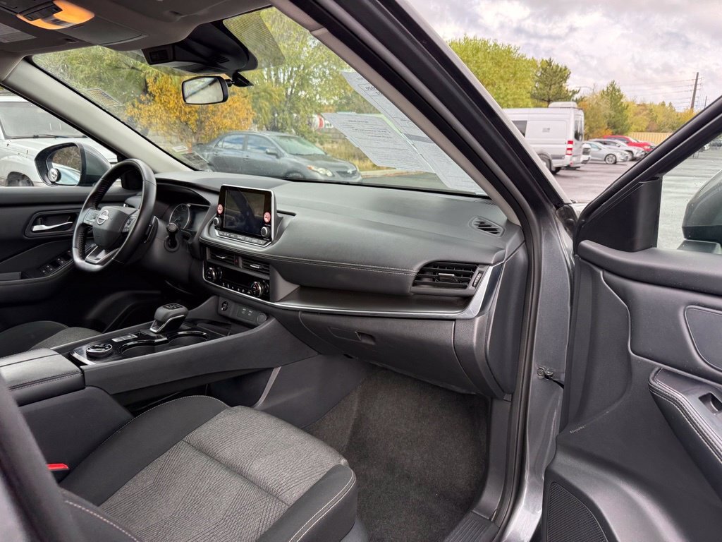 Used 2025 Nissan Rogue SV AWD/4WD image 12