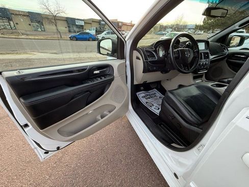 Used 2017 Dodge Grand Caravan SXT image 11