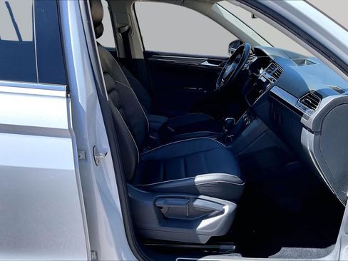Used 2018 Volkswagen Tiguan SEL Premium FWD image 11