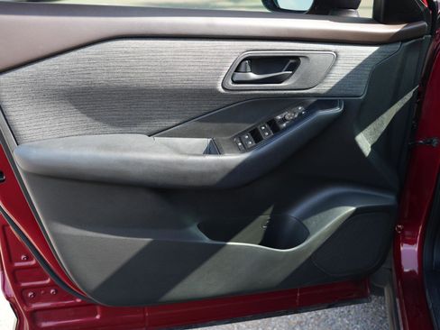 Used 2023 Nissan Rogue S image 11