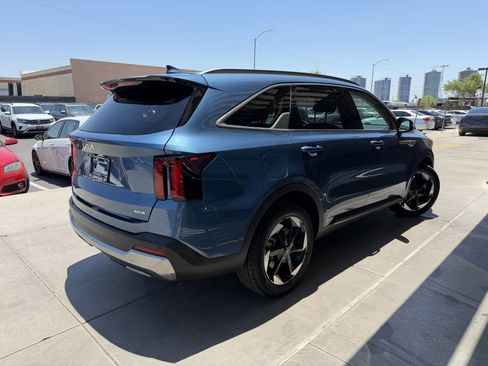 Used 2025 Kia Sorento EX AWD/4WD image 4