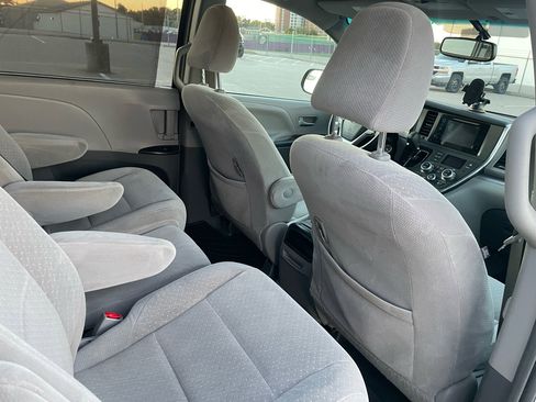 Used 2017 Toyota Sienna LE image 19