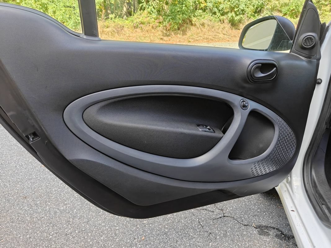 Used 2017 smart fortwo pure RWD image 10