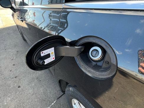 Used 2023 Chrysler Pacifica Touring-L image 9