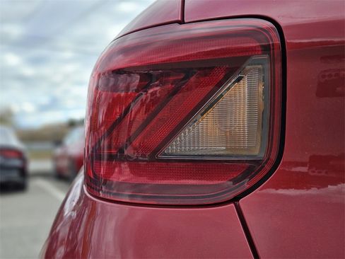 Used 2023 Hyundai Venue Limited image 9