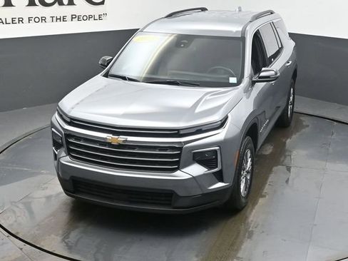 Used 2025 Chevrolet Traverse LT image 46