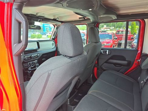 Used 2025 Jeep Wrangler Unlimited Sahara AWD/4WD image 16