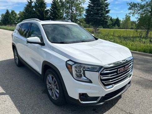 Used 2022 GMC Terrain SLT w/ Tech Package FWD image 2
