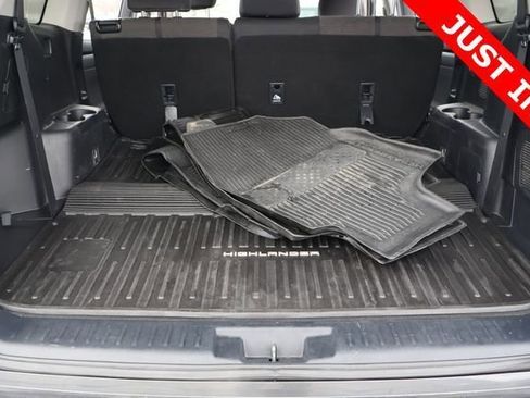 Used 2023 Toyota Highlander LE AWD/4WD image 20