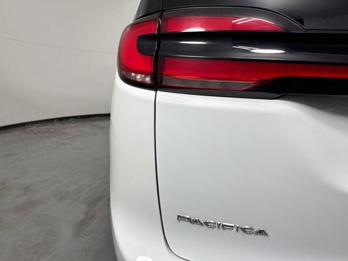 Used 2023 Chrysler Pacifica Touring-L FWD image 30
