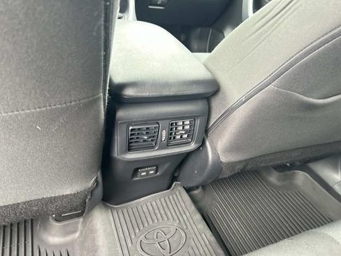 Used 2025 Toyota RAV4 XLE AWD/4WD image 18