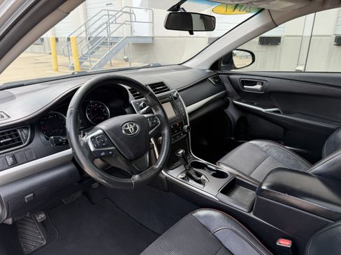 Used 2017 Toyota Camry SE w/ Moonroof Package FWD image 18
